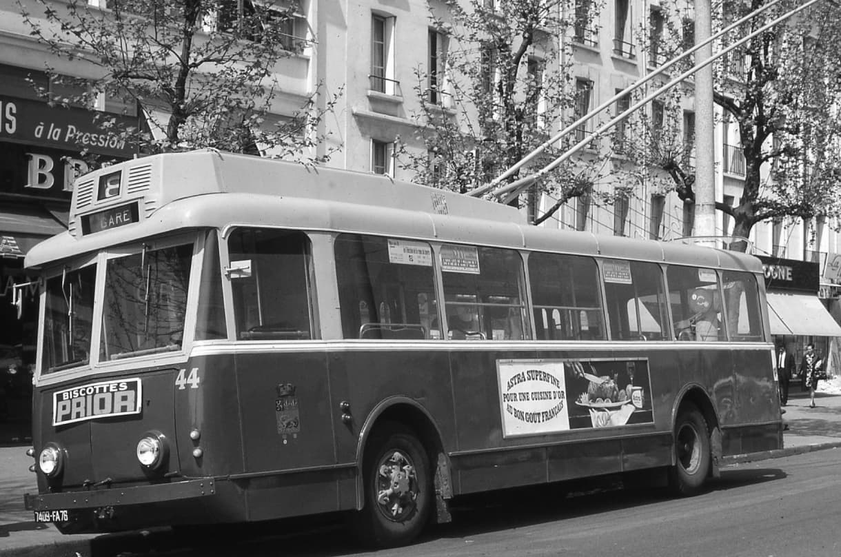 Le Havre trolleybus on route 8